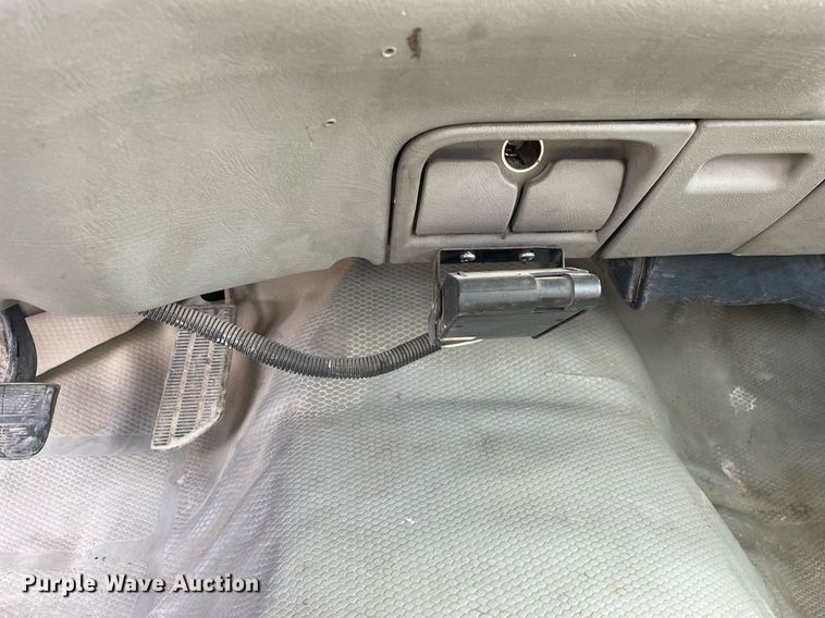 image for item LJ9671 2001 Chevrolet Silverado 3500HD  dump bed pickup truck