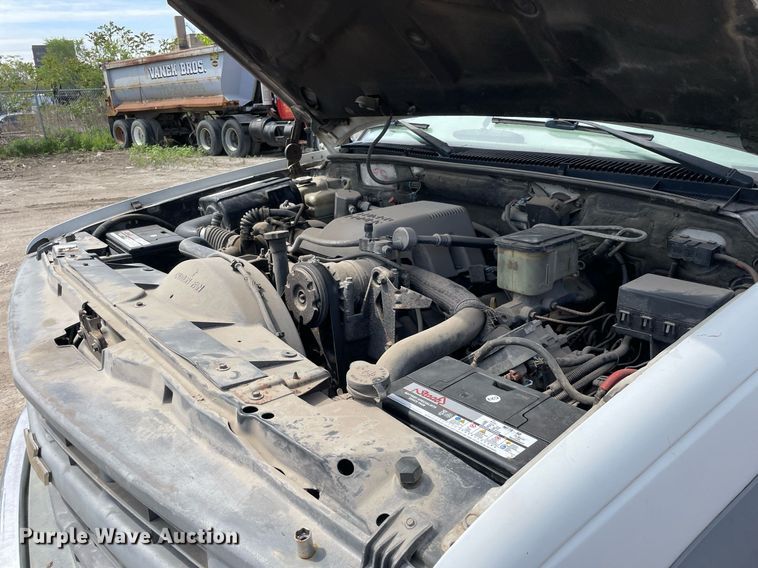 image for item LJ9671 2001 Chevrolet Silverado 3500HD  dump bed pickup truck