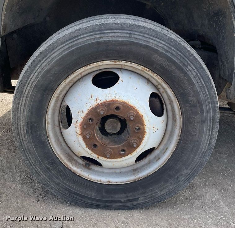 image for item LJ9671 2001 Chevrolet Silverado 3500HD  dump bed pickup truck