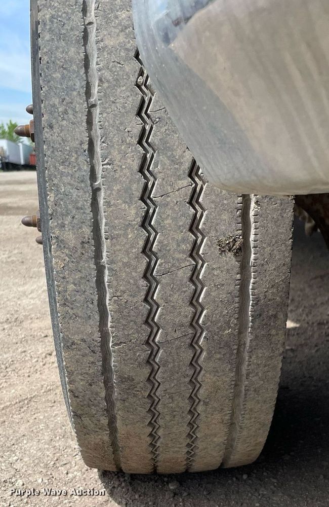 image for item LJ9671 2001 Chevrolet Silverado 3500HD  dump bed pickup truck