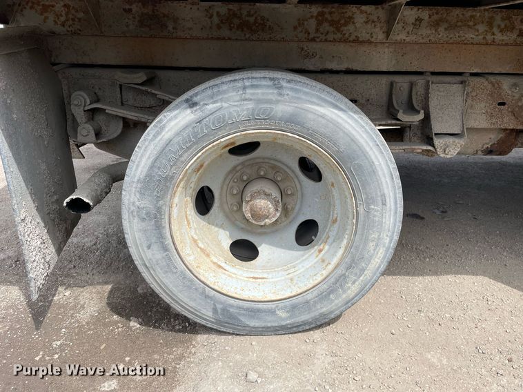 image for item LJ9671 2001 Chevrolet Silverado 3500HD  dump bed pickup truck