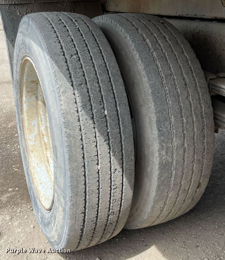 image for item LJ9671 2001 Chevrolet Silverado 3500HD  dump bed pickup truck