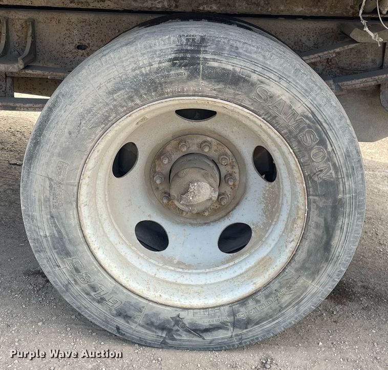 image for item LJ9671 2001 Chevrolet Silverado 3500HD  dump bed pickup truck