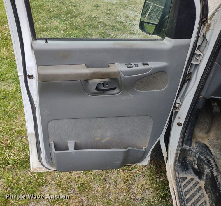 image for item LL9098 2004 Ford E250  van
