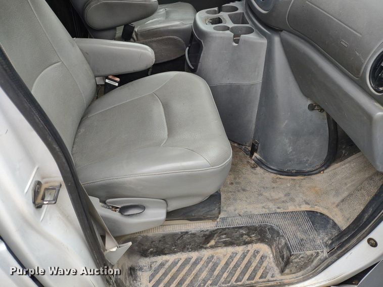 image for item LL9098 2004 Ford E250  van