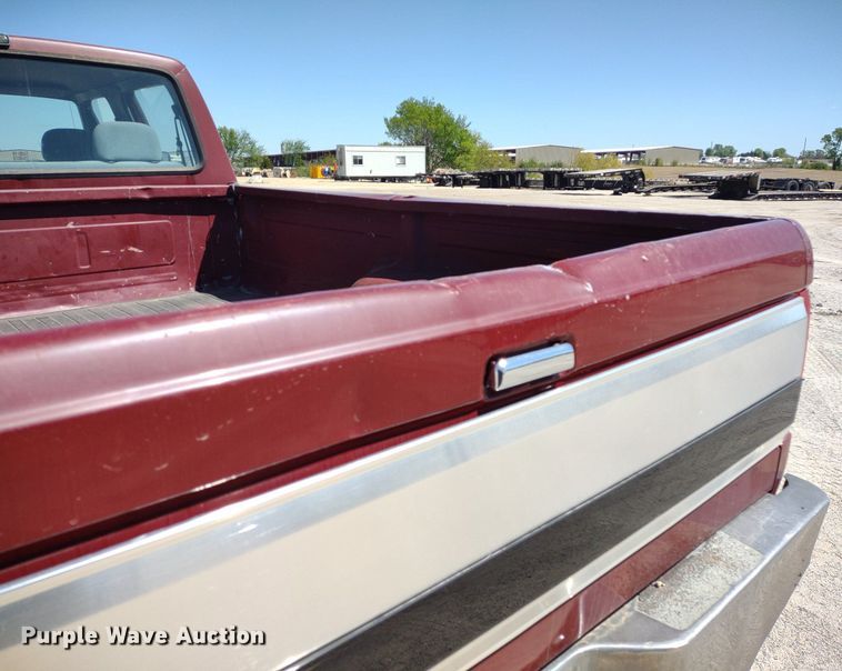 image for item LL9101 1993 Ford F350 XLT  Crew Cab pickup truck