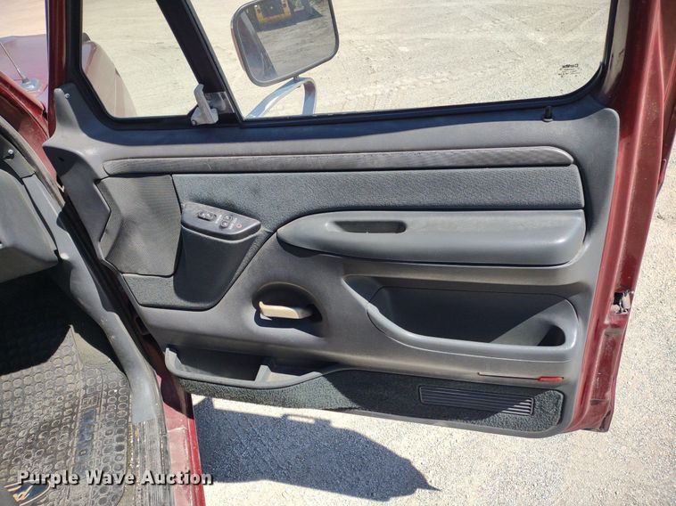 image for item LL9101 1993 Ford F350 XLT  Crew Cab pickup truck