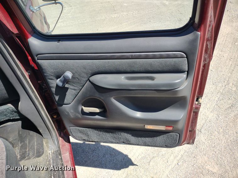 image for item LL9101 1993 Ford F350 XLT  Crew Cab pickup truck