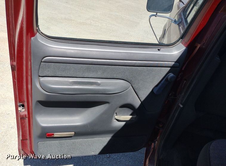 image for item LL9101 1993 Ford F350 XLT  Crew Cab pickup truck