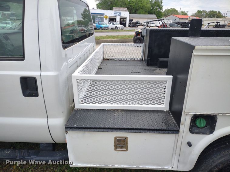 image for item LL9118 2009 Ford F350 Super Duty XL  utility bed pickup truck