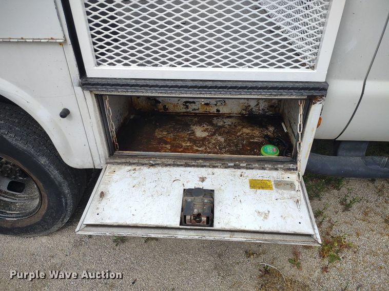 image for item LL9118 2009 Ford F350 Super Duty XL  utility bed pickup truck