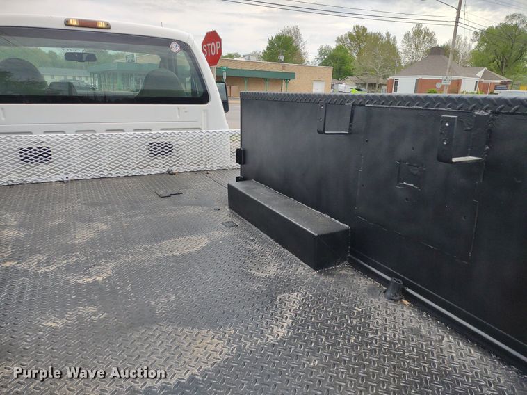 image for item LL9118 2009 Ford F350 Super Duty XL  utility bed pickup truck