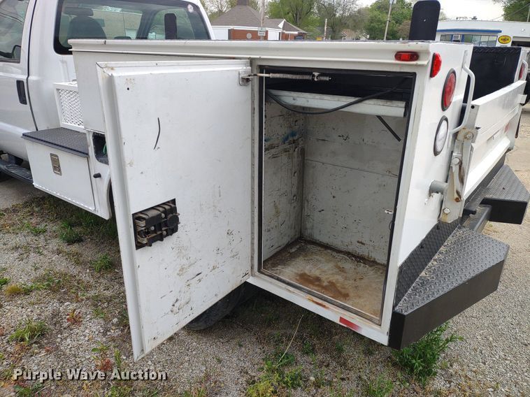 image for item LL9118 2009 Ford F350 Super Duty XL  utility bed pickup truck