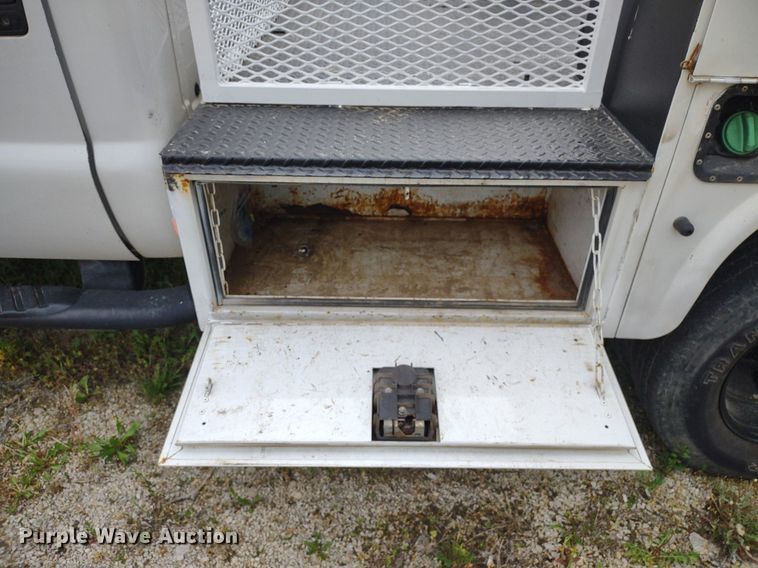 image for item LL9118 2009 Ford F350 Super Duty XL  utility bed pickup truck