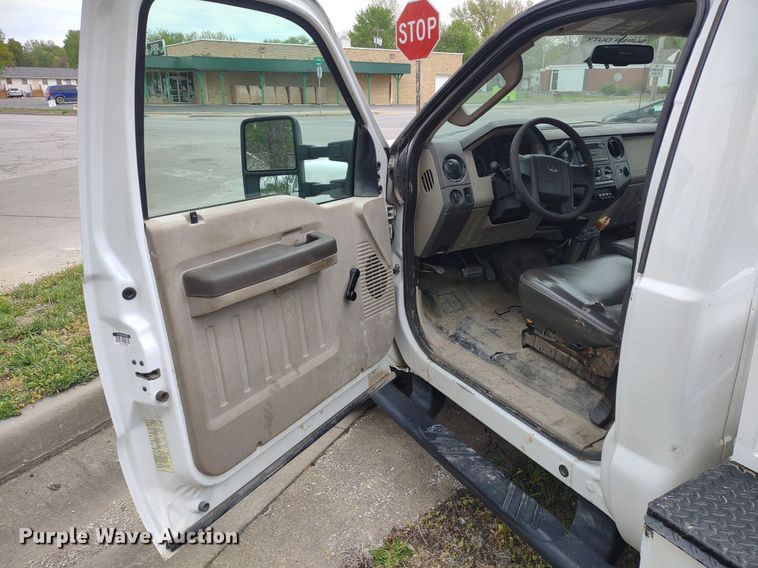 image for item LL9118 2009 Ford F350 Super Duty XL  utility bed pickup truck