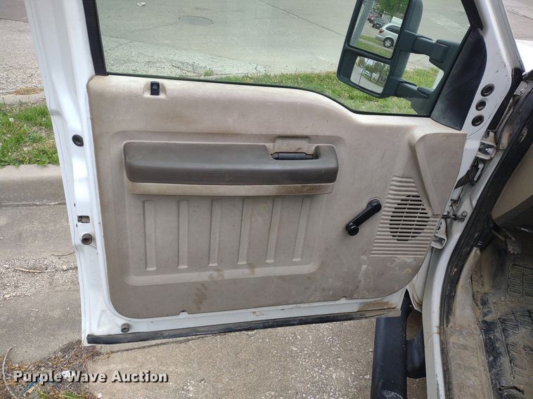 image for item LL9118 2009 Ford F350 Super Duty XL  utility bed pickup truck