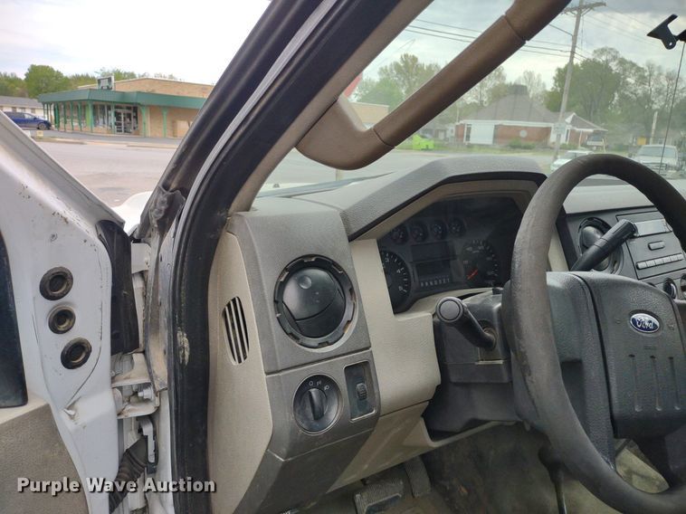 image for item LL9118 2009 Ford F350 Super Duty XL  utility bed pickup truck