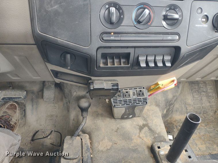 image for item LL9118 2009 Ford F350 Super Duty XL  utility bed pickup truck