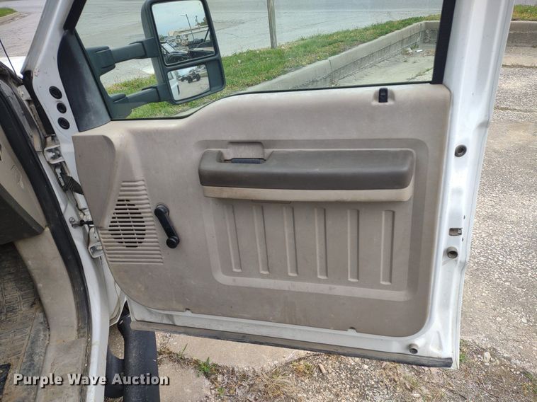 image for item LL9118 2009 Ford F350 Super Duty XL  utility bed pickup truck