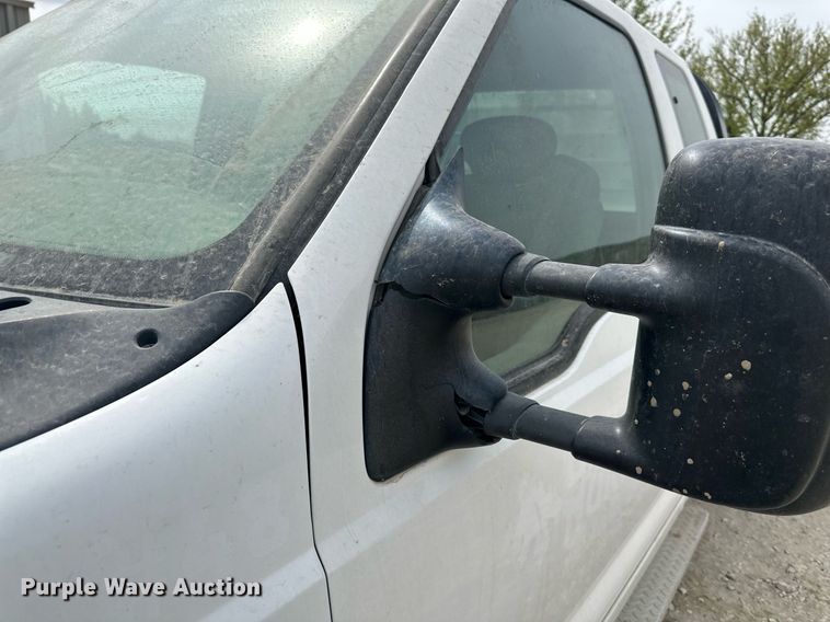 image for item LP9905 2001 Ford F250 Super Duty  SuperCab flatbed pickup truck