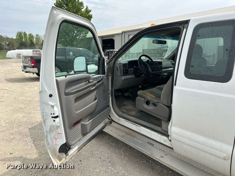 image for item LP9905 2001 Ford F250 Super Duty  SuperCab flatbed pickup truck