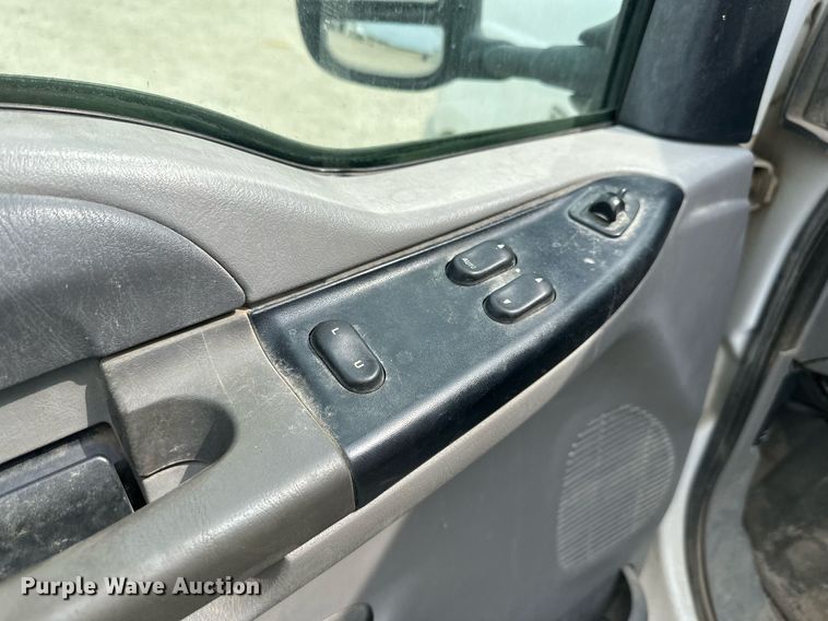 image for item LP9905 2001 Ford F250 Super Duty  SuperCab flatbed pickup truck