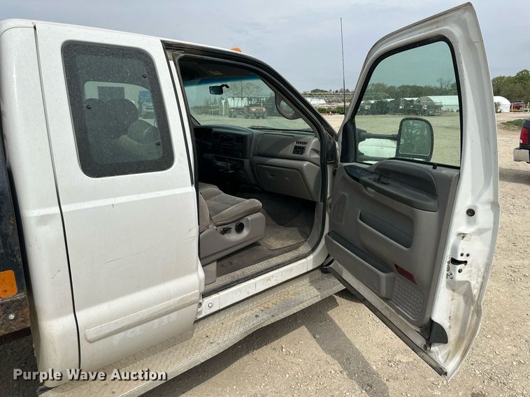 image for item LP9905 2001 Ford F250 Super Duty  SuperCab flatbed pickup truck