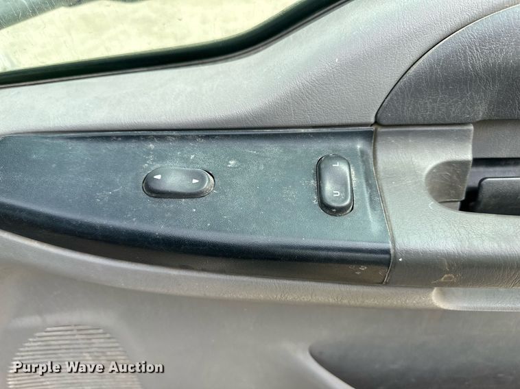 image for item LP9905 2001 Ford F250 Super Duty  SuperCab flatbed pickup truck