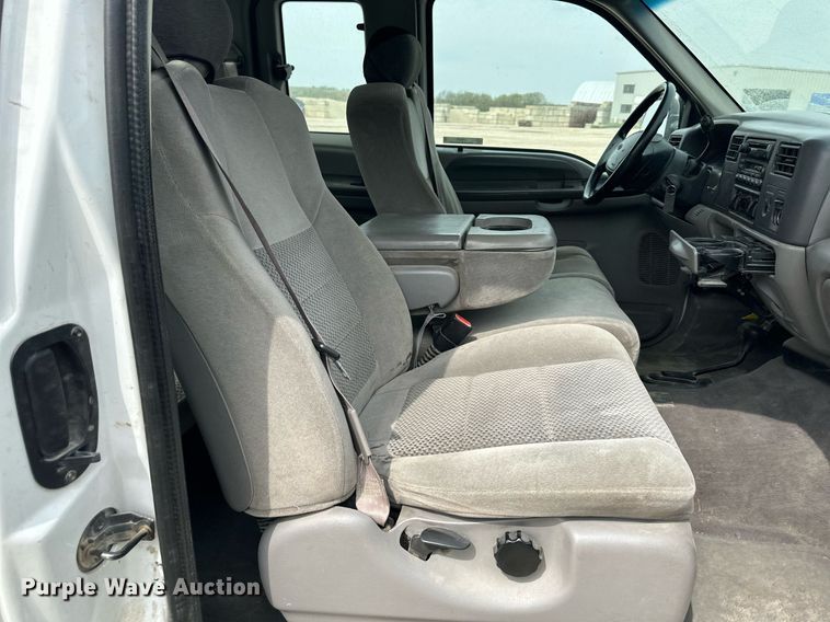 image for item LP9905 2001 Ford F250 Super Duty  SuperCab flatbed pickup truck