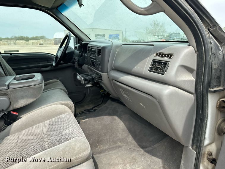 image for item LP9905 2001 Ford F250 Super Duty  SuperCab flatbed pickup truck