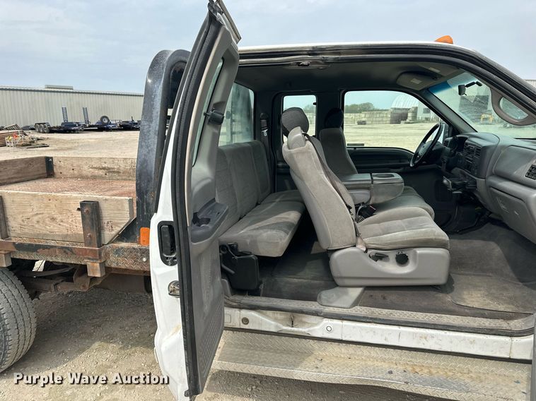 image for item LP9905 2001 Ford F250 Super Duty  SuperCab flatbed pickup truck