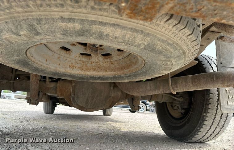 image for item LP9905 2001 Ford F250 Super Duty  SuperCab flatbed pickup truck