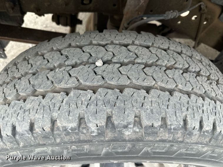 image for item LP9905 2001 Ford F250 Super Duty  SuperCab flatbed pickup truck