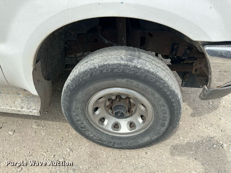 image for item LP9905 2001 Ford F250 Super Duty  SuperCab flatbed pickup truck