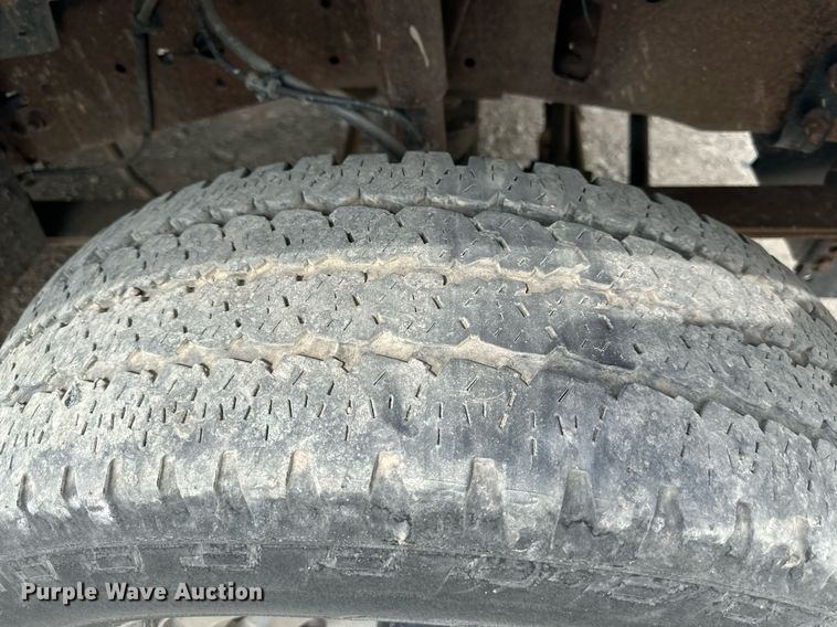 image for item LP9905 2001 Ford F250 Super Duty  SuperCab flatbed pickup truck