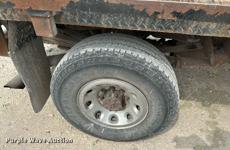 image for item LP9905 2001 Ford F250 Super Duty  SuperCab flatbed pickup truck