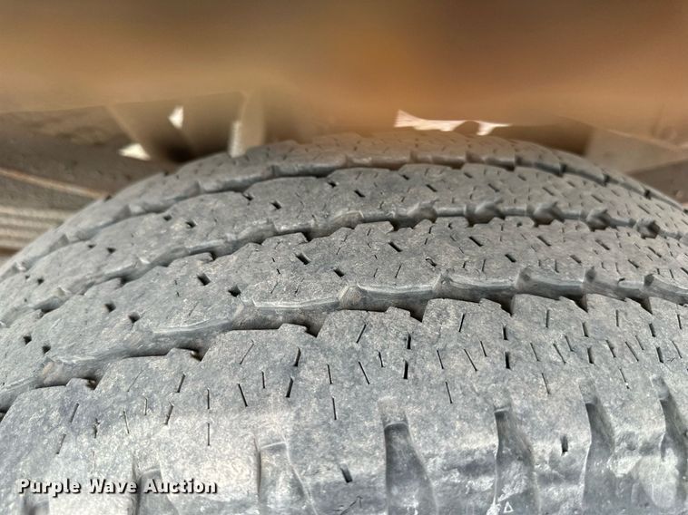 image for item LP9905 2001 Ford F250 Super Duty  SuperCab flatbed pickup truck