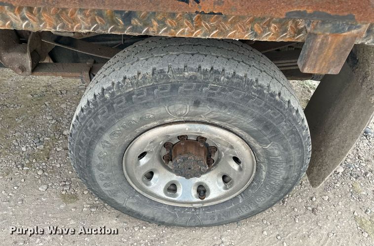 image for item LP9905 2001 Ford F250 Super Duty  SuperCab flatbed pickup truck