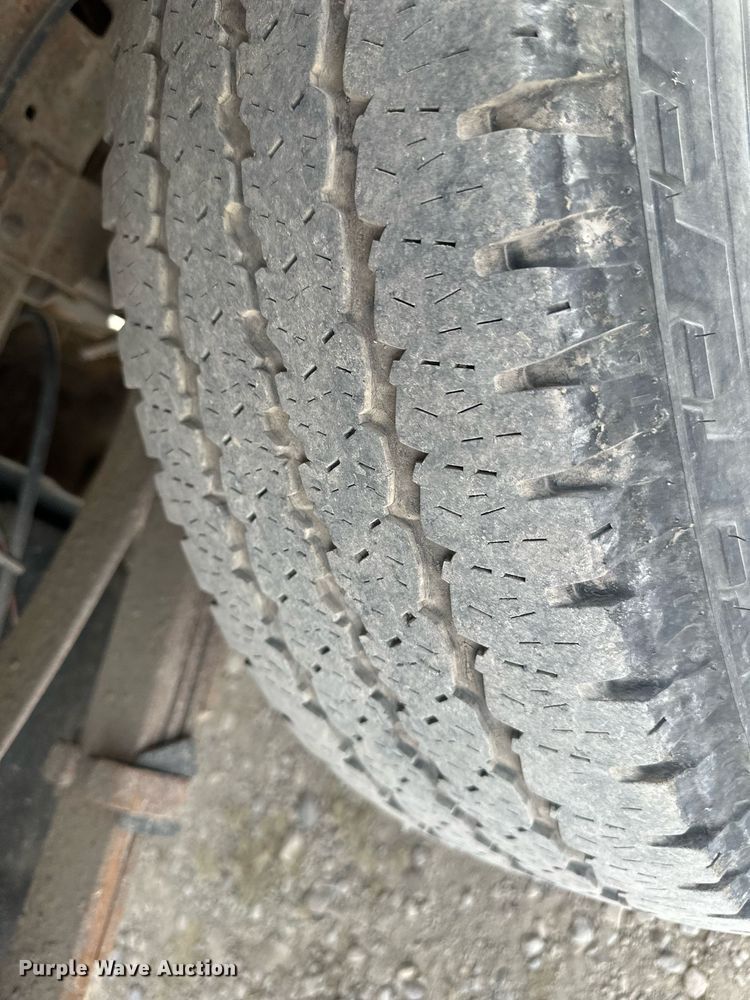 image for item LP9905 2001 Ford F250 Super Duty  SuperCab flatbed pickup truck