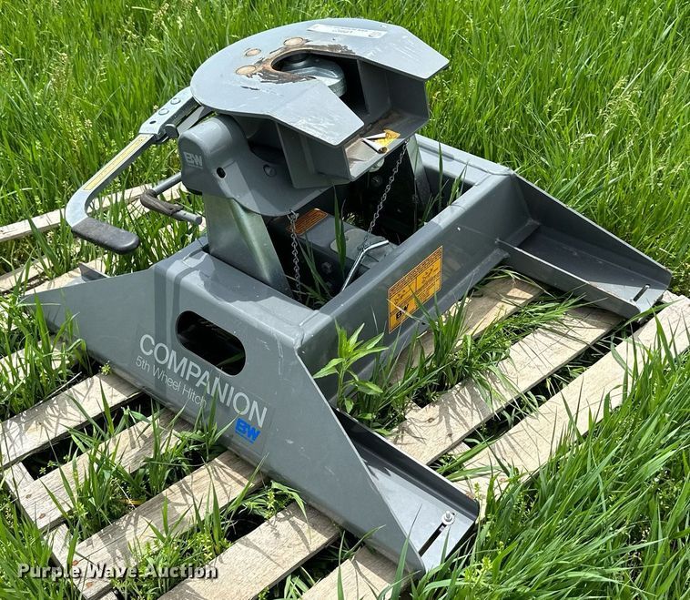 B&W RVB3500 fifth wheel hitch in KS Item LP9927 sold