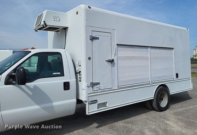 image for item LR9221 1999 Ford F450 Super Duty  refrigerated delivery truck