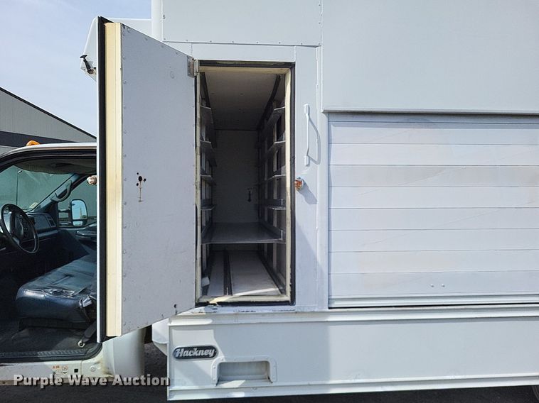 image for item LR9221 1999 Ford F450 Super Duty  refrigerated delivery truck