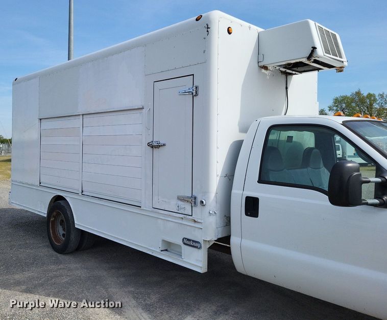 image for item LR9221 1999 Ford F450 Super Duty  refrigerated delivery truck