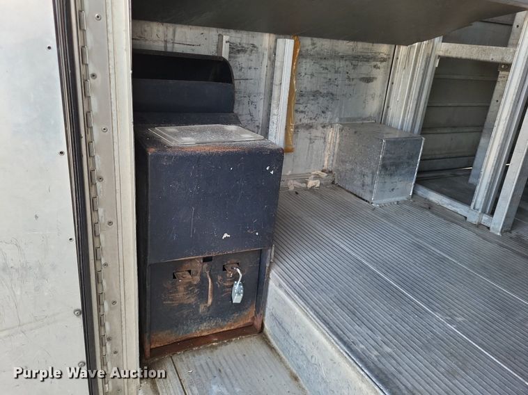 image for item LR9221 1999 Ford F450 Super Duty  refrigerated delivery truck