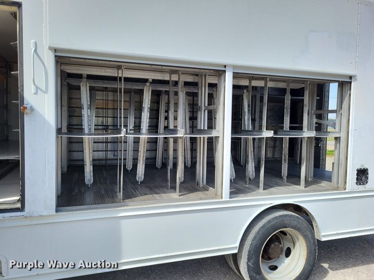 image for item LR9221 1999 Ford F450 Super Duty  refrigerated delivery truck