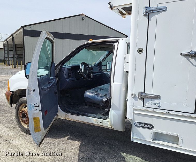 image for item LR9221 1999 Ford F450 Super Duty  refrigerated delivery truck