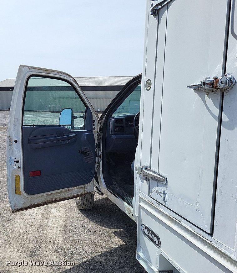 image for item LR9221 1999 Ford F450 Super Duty  refrigerated delivery truck