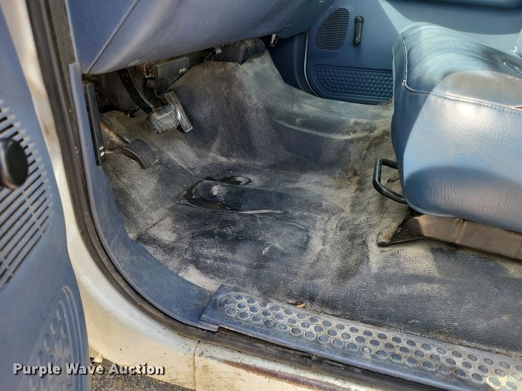 image for item LR9221 1999 Ford F450 Super Duty  refrigerated delivery truck