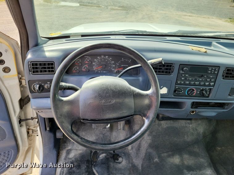 image for item LR9221 1999 Ford F450 Super Duty  refrigerated delivery truck