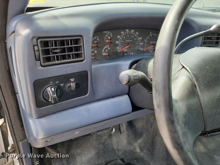 image for item LR9221 1999 Ford F450 Super Duty  refrigerated delivery truck